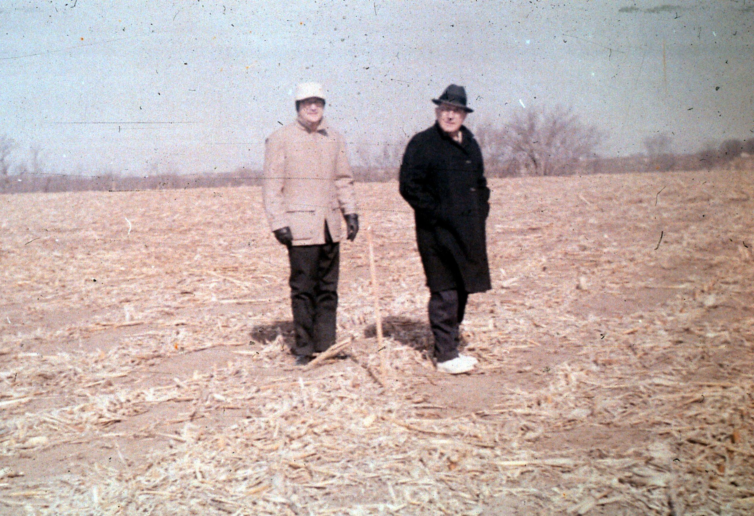 唐纳德·梅斯的R. 柯蒂斯·史密斯在玉米地里，后来成为MNU校园. 大约在1966年.